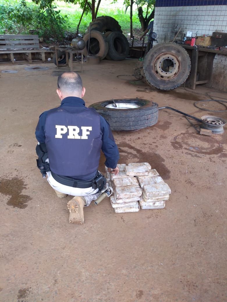 PRF apreende 144 tabletes de pasta base de cocaína em pneu de estepe