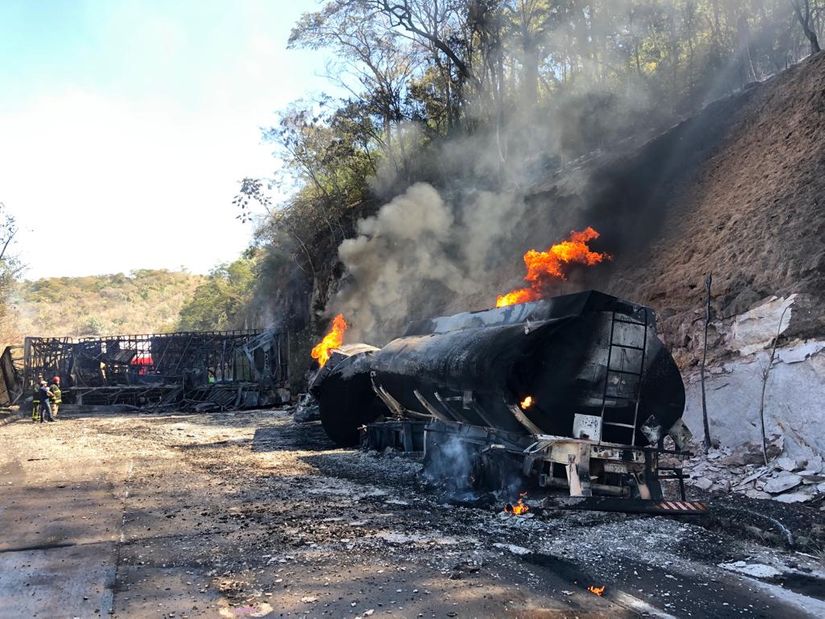 Batida entre carretas com combustível gera incêndio e interditam BR-364