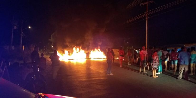 Moradores fazem barricadas, ateiam fogo em pneus e cobram abastecimento de água em VG