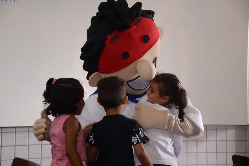 Equipe da Educação Ambiental e mascote do Sanear visitam escolas do município 