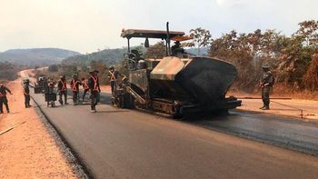 Exército dá manutenção e ajuda no asfaltamento da BR 163 no Pará
