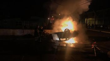 Motorista perde controle de Honda Civic capota, veículo pega fogo e deixa 5 feridos