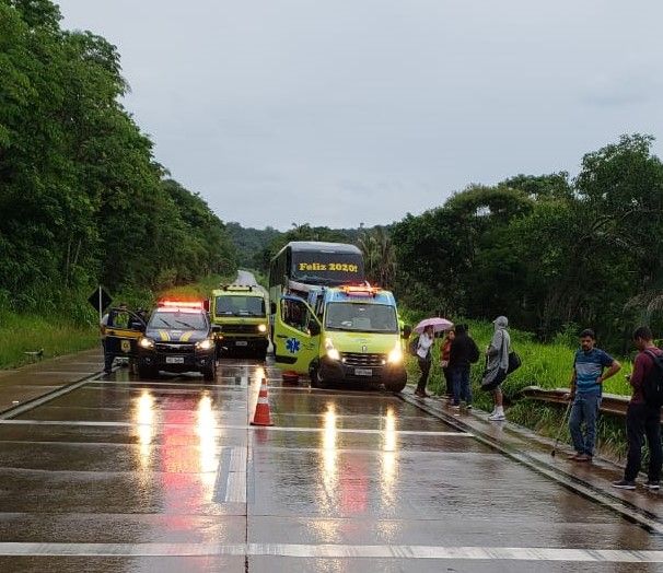 Colisão entre ônibus de viagem e carreta deixa 3 feridos na BR-364