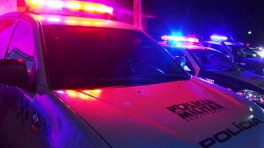 Homem reage a assalto e acaba sendo baleado na frente da casa de namorada