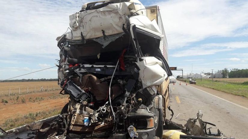 Motorista morre e passageiro fica ferido em colisão entre carreta e caminhão