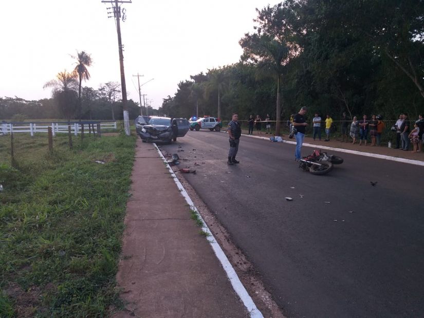 Motociclista morre ao bater de frente com carro na Avenida Alameda Júlio Müller