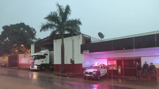 Dono de distribuidora e mais três são presos após roubar carga e sequestrar caminhoneiro 
