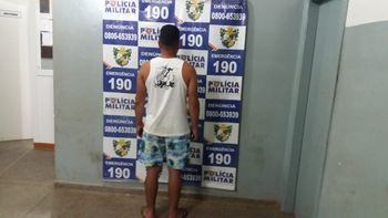 Homem é preso após ser flagrado se masturbando e mostrando o pênis para mulheres e criança em praça 