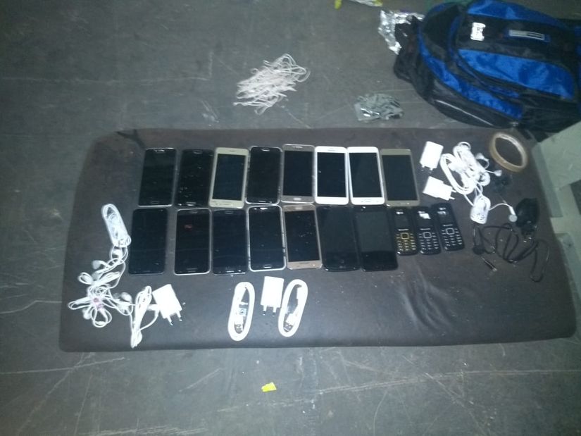 Agente penitenciário é flagrado por colegas com celulares escondidos em pacotes de salgadinhos