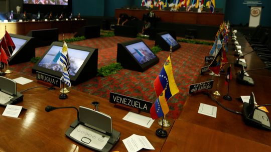 OEA abre caminho para suspender Venezuela com 19 votos favoráveis