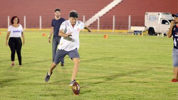 De folga, Medeiros mostra habilidade de atleta em partida de futebol americano