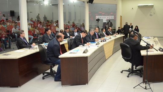 Câmara aprova, não acompanha e nem questiona