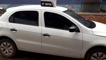 Veículo roubado é localizado no bairro Alfredo de Castro em princípio estado de desmanche