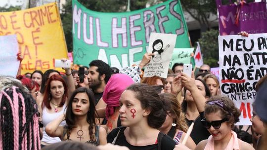 Mulheres marcham em Brasília contra onda de feminicídios no DF