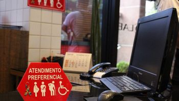 Comércios deverão inserir fita informativa em placas de atendimento prioritário para autistas