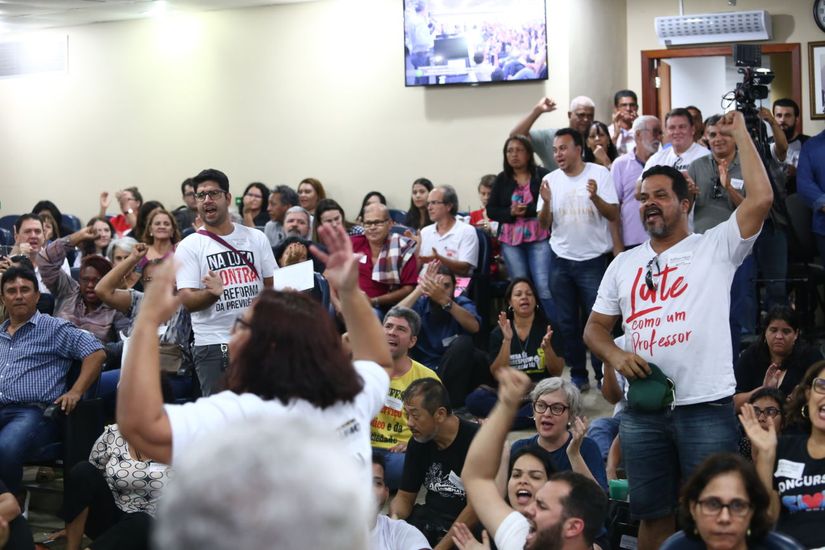 Funcionalismo público estadual protesta contra reforma da previdência estadual