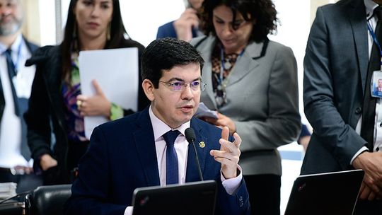 Senador apresenta relatório de PEC que impede embaixadores não diplomatas