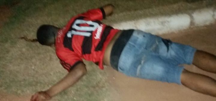 Jovem é assassinado em praça pública com vários disparos de arma de fogo