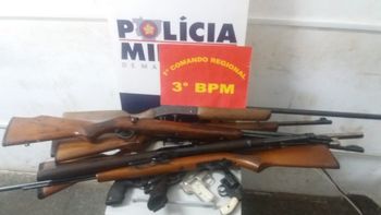 Casal vai parar a delegacia após briga e mulher denuncia parceiro por posse de armas