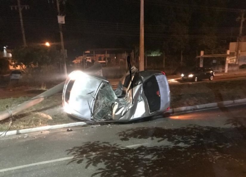 Motorista perde controle da direção após pneu estourar e carro abraça posto em Cuiabá 