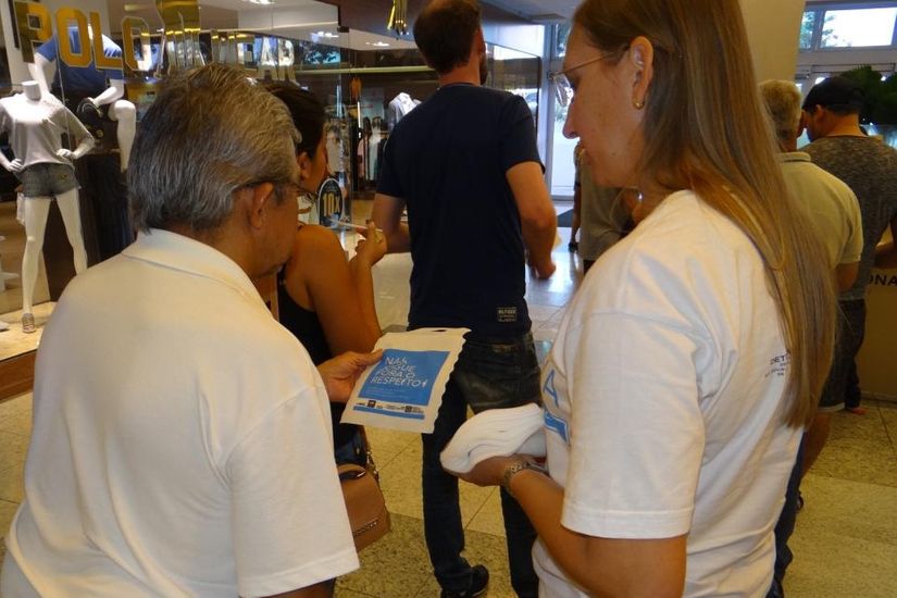 Ação orienta população sobre o uso de vagas especiais de estacionamento