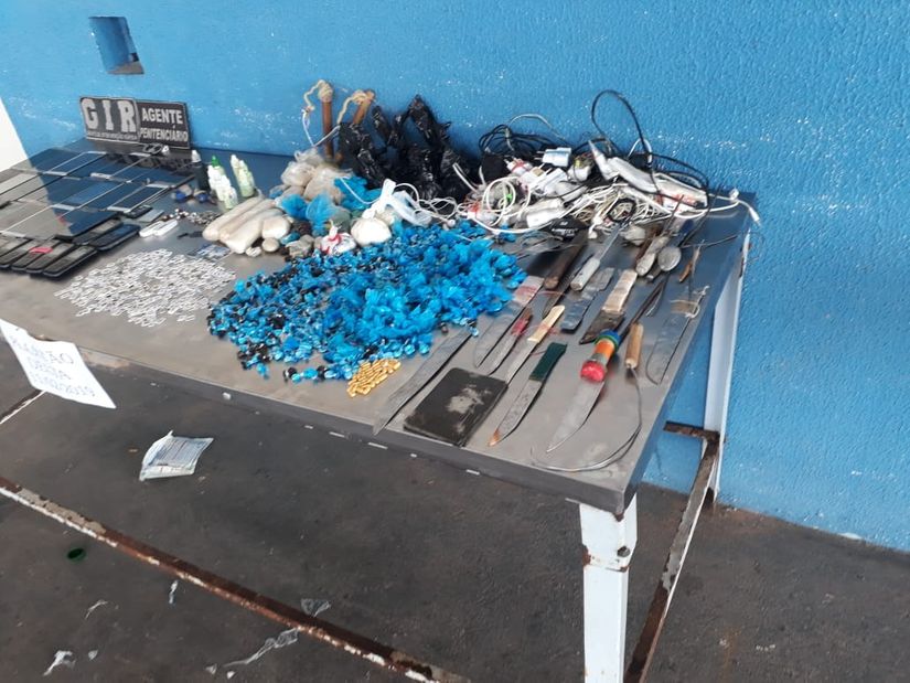 Agentes penitenciários encontram 35 celulares, armas e drogas em celas da PCE