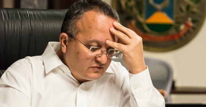 Abalado, Taques planeja sair da política