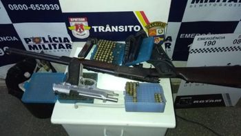 Motorista é flagrado em caminhonete com duas armas de fogo e 213 munições