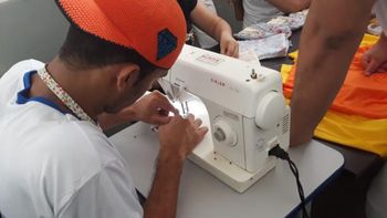 Reeducandos costuram próprios uniformes e fazem lembrança para mães