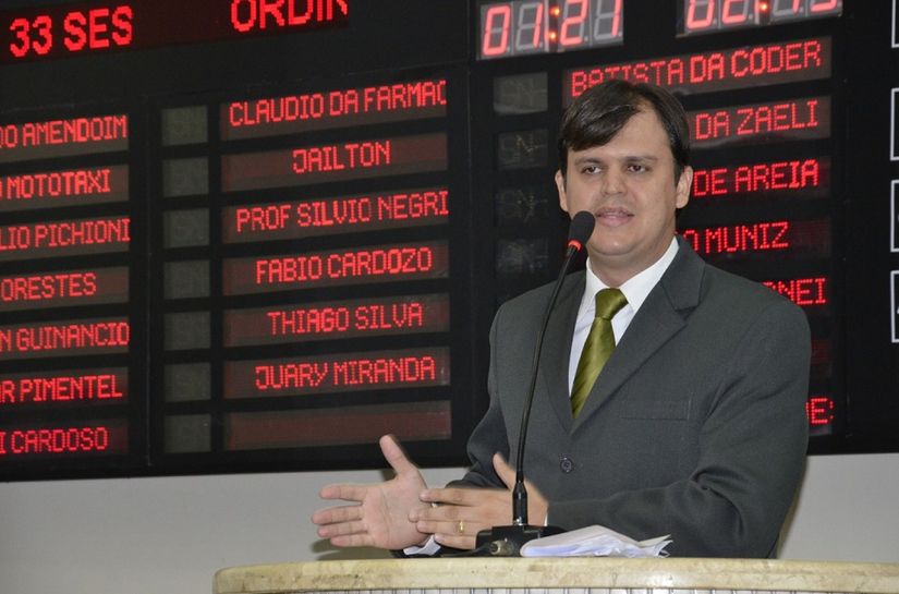 Thiago Silva defende revisão da taxa de coleta do lixo e aplicação de tarifa social
