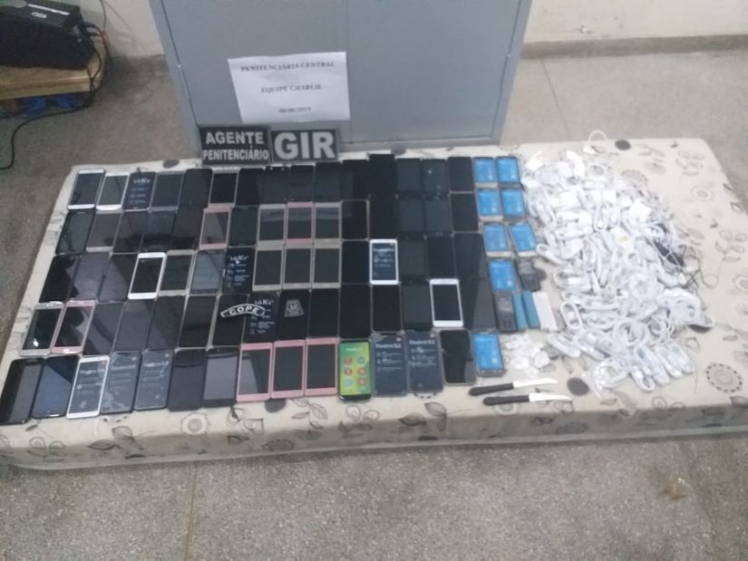 Agentes interceptam 84 celulares escondidos dentro de freezer que seria entregue a reeducando
