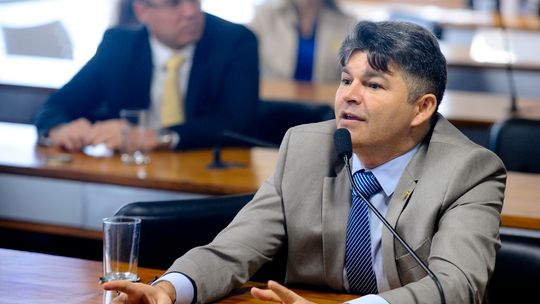 Senador Medeiros oficia ministro da Justiça para tomar providências quanto a ocupação de ferrovia 