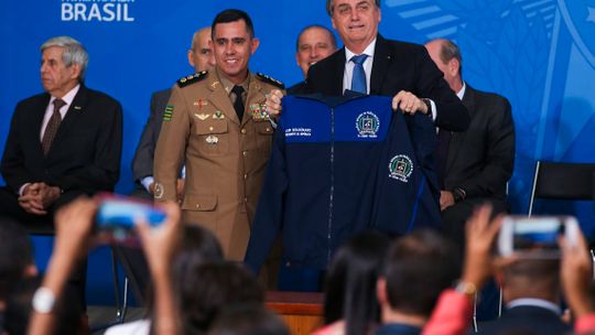 Governo lança programa para escolas cívico-militares