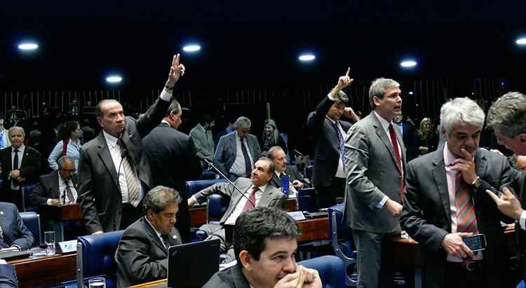 Congresso aprova projetos polêmicos em dia de atos violentos em Brasília