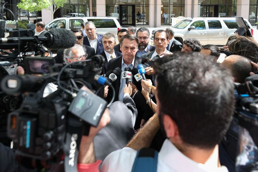 Nos EUA, Bolsonaro se diz preocupado com eleições argentinas