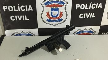 Menor é flagrado pela Polícia Civil com submetralhadora, munições e drogas