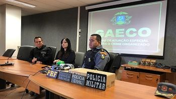 Defensivos, munições e roupa falsificada do Exército são apreendidos