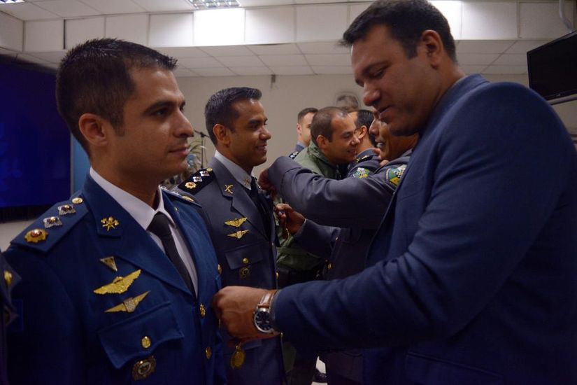 Policiais civis e militares são homenageados com Medalha do Mérito da Aviação