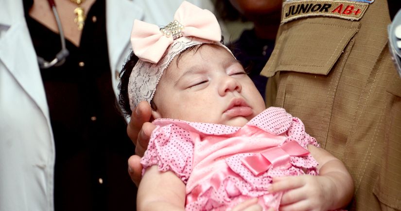 Bebê salva pelo Samu dentro da ambulância recebe alta da Santa Casa