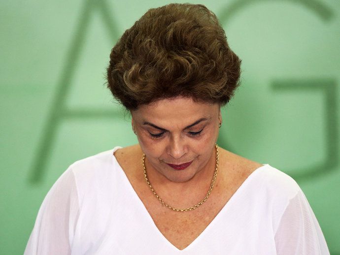 Votação sem surpresa afasta presidente eleita por até 180 dias