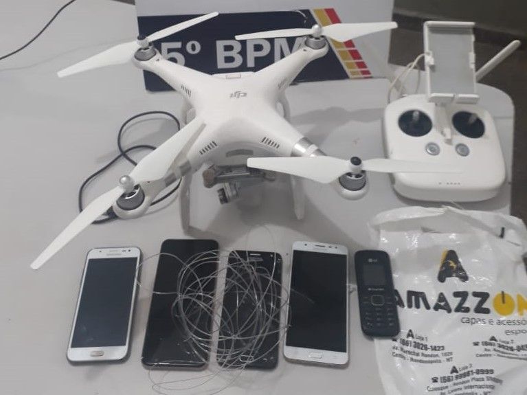 Dupla é presa com drone carregando celulares que seriam lançados na Mata Grande 