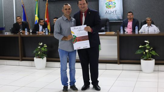Valdir Barranco entrega Moção de Aplausos aos pioneiros de Alta Floresta e Carlinda