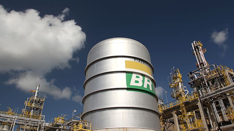 Preço da gasolina nas refinarias tem segundo reajuste no mês