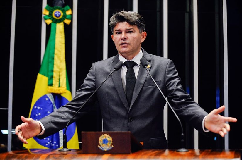 No trocadilho, Medeiros critica e mostra que não fica em cima do muro quando o assunto é impeachment