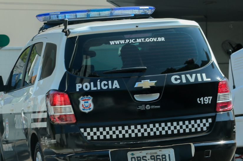 Corpo de homem é encontrado enterrado em terreno e suspeitos são presos 