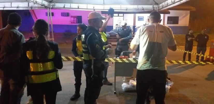 Operação Lei Seca prende três pessoas e remove 17 veículos na MT-251 