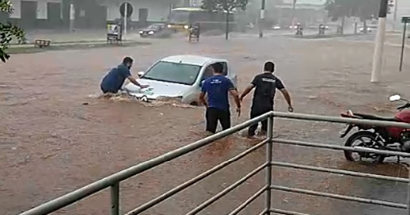 Em menos de 1h chuva alaga Avenidas e arrasta carros em Rondonópolis