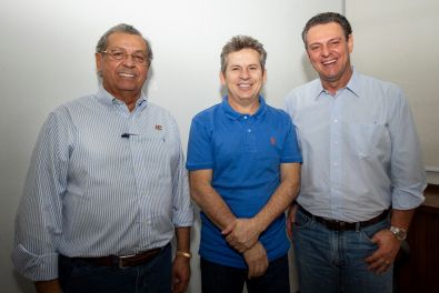 Sem Sachetti, Mendes posa com Campos e Fávaro 
