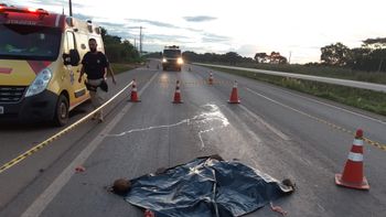 Mulher é atropelada e tem corpo esmagado por carreta na BR-364; motorista foge
