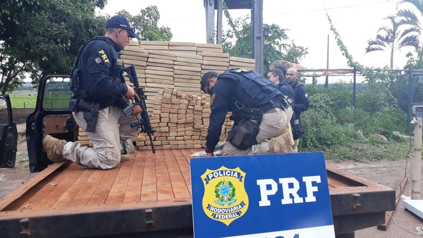 Motorista foge e abandona caminhonete carregada com 233 kg de drogas